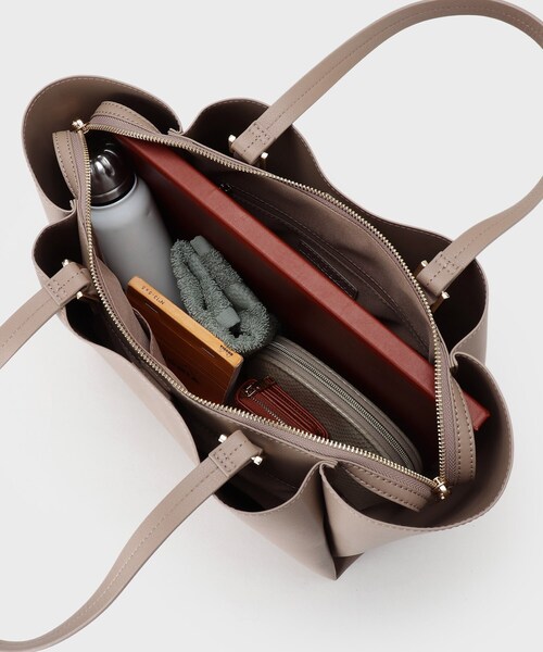 INDIVI(インディヴィ)の「【A4収納可能/合皮】キャリアタックバッグ(トートバッグ・レディース・チャコールグレー/ブラック/ベージュ・00)」の5枚目の写真