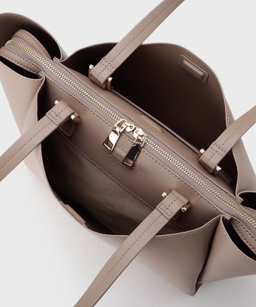 INDIVI(インディヴィ)の「【A4収納可能/合皮】キャリアタックバッグ(トートバッグ・レディース・チャコールグレー/ブラック/ベージュ・00)」の6枚目の写真