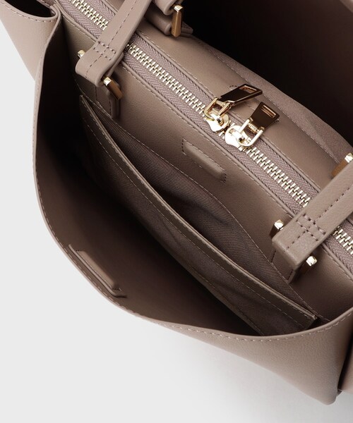 INDIVI(インディヴィ)の「【A4収納可能/合皮】キャリアタックバッグ(トートバッグ・レディース・チャコールグレー/ブラック/ベージュ・00)」の21枚目の写真