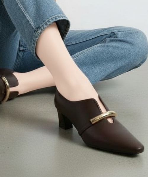 VIVIAN(ヴィヴィアン)の「スリットデザインゴールドモチーフパンプス(パンプス・レディース・ダークブラウン/ブラック・S/M/L/LL)」の2枚目の写真