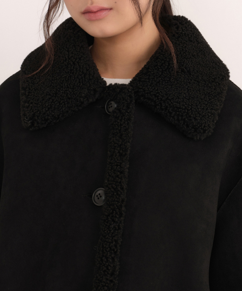 MUSINSA STANDARD WOMAN（ムシンサスタンダードウーマン）の「ウィメンズリバーシブル合成スエードシアリングハーフコート[ブラック]（チェスターコート・レディース・その他・S/M/LARGE/X-SMALL）」の2枚目の写真