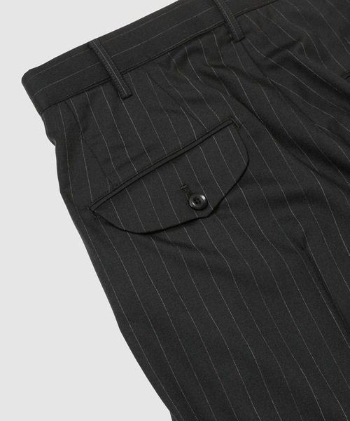 KHOKI（コッキ）の「Pleated Stripe Summer Wool Pants（その他パンツ・メンズ・グレー/ブラック/ベージュ・2）」の9枚目の写真