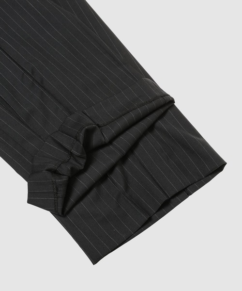 KHOKI（コッキ）の「Pleated Stripe Summer Wool Pants（その他パンツ・メンズ・グレー/ブラック/ベージュ・2）」の11枚目の写真