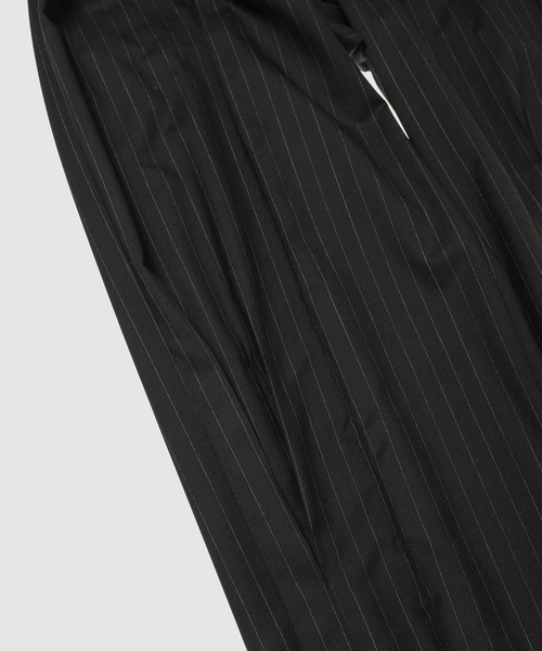 KHOKI（コッキ）の「Pleated Stripe Summer Wool Pants（その他パンツ・メンズ・グレー/ブラック/ベージュ・2）」の10枚目の写真