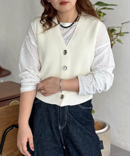 CPCM（シーピーシーエム）の「メタル釦コンパクトベスト（ニット/セーター・レディース・アイボリー/ブラック/グレイッシュベージュ・FREE）」の2枚目の写真