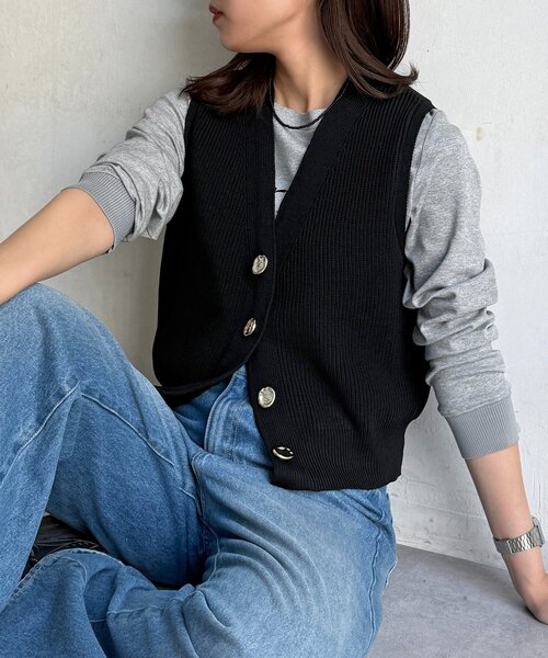 CPCM（シーピーシーエム）の「メタル釦コンパクトベスト（ニット/セーター・レディース・アイボリー/ブラック/グレイッシュベージュ・FREE）」の3枚目の写真