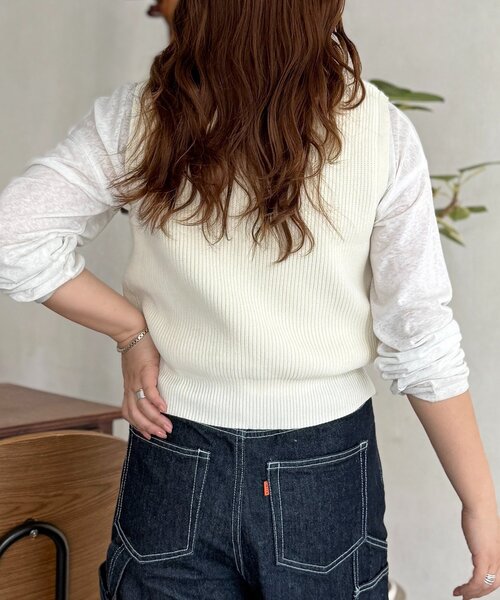 CPCM（シーピーシーエム）の「メタル釦コンパクトベスト（ニット/セーター・レディース・アイボリー/ブラック/グレイッシュベージュ・FREE）」の5枚目の写真