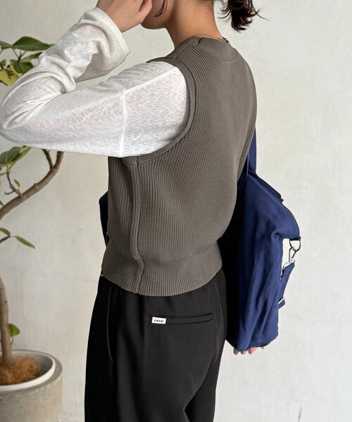 CPCM（シーピーシーエム）の「メタル釦コンパクトベスト（ニット/セーター・レディース・アイボリー/ブラック/グレイッシュベージュ・FREE）」の15枚目の写真