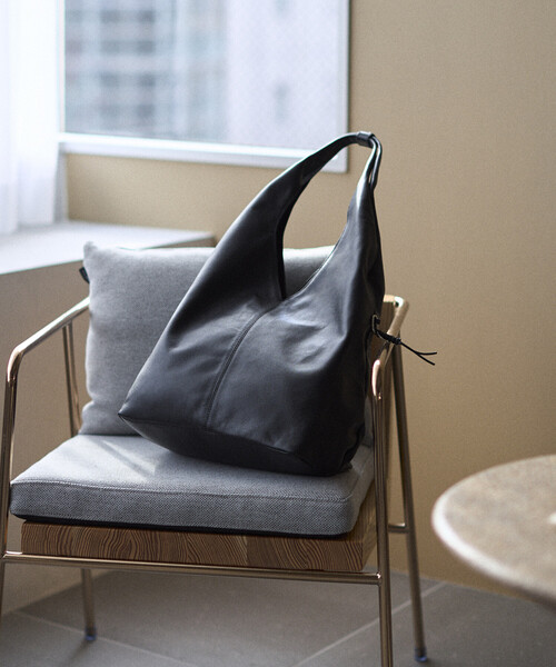 Firsthand（ファーストハンド）の「Firsthand/ファーストハンド Big Leather Marche Bag / ビッグ レザー マルシェバッグ / 牛革 / 撥水レザー（トートバッグ・メンズ・ブラック・ONE SIZE）」の2枚目の写真