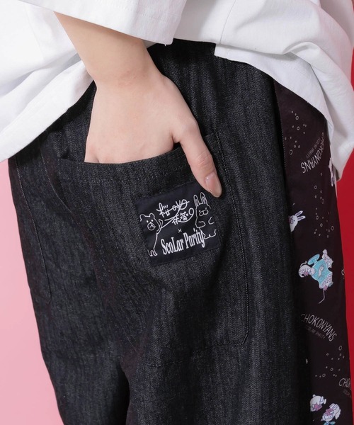 ScoLar Parity（スカラーパリティ）の「361109：桜咲千依さんコラボ第5弾 ちょこにゃんず ジャージ×デニム切替パンツ（その他パンツ・レディース・ブラック/サックスブルー・M）」の3枚目の写真