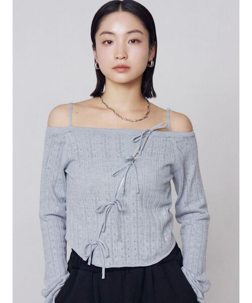 EMODA（エモダ）の「ホールリボン2WAYニット（ニット/セーター・レディース・レッド/ホワイト/グレー・FREE）」の4枚目の写真