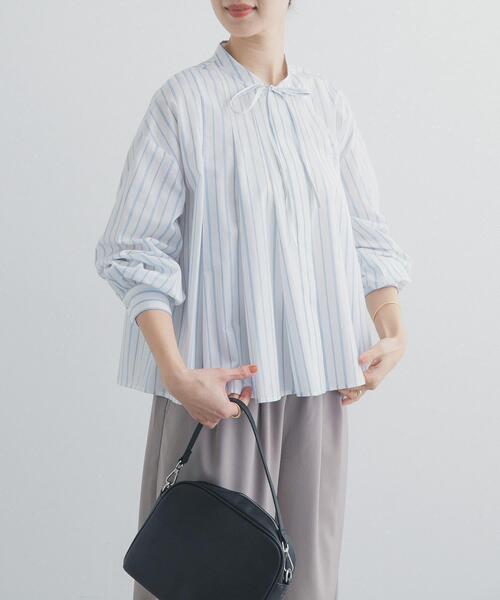 URBAN RESEARCH DOORS（アーバンリサーチドアーズ）の「ストライプリボンフレアブラウス｜春服/キレイめ/オフィスカジュアル/通勤（シャツ/ブラウス・レディース・オフホワイト/ブルー系その他・FREE）」の2枚目の写真