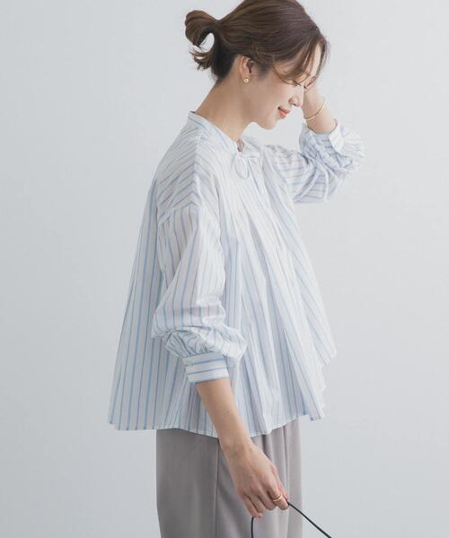 URBAN RESEARCH DOORS（アーバンリサーチドアーズ）の「ストライプリボンフレアブラウス｜春服/キレイめ/オフィスカジュアル/通勤（シャツ/ブラウス・レディース・オフホワイト/ブルー系その他・FREE）」の5枚目の写真