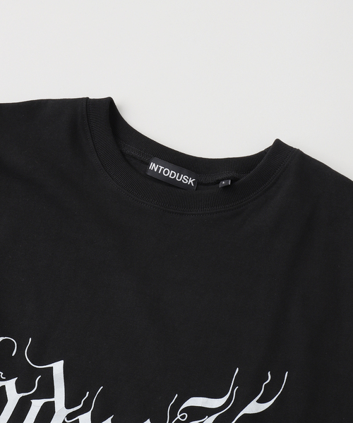 WISM(ウィズム)の「INTODUSK / イントゥダスク CUT OFF LOGO TEE(Tシャツ/カットソー・メンズ・ブラック・LARGE/SMALL)」の3枚目の写真