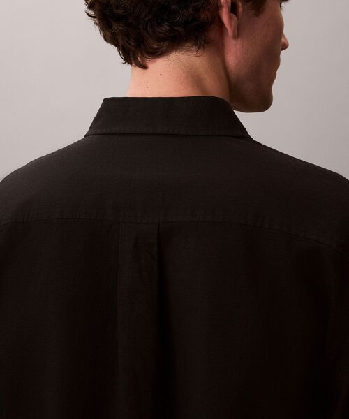 Calvin Klein(カルバン・クライン)の「シャツ - ロングスリーブソリッドクラシックシャツ(シャツ/ブラウス・メンズ・ホワイト/ブラック・M/L/XL/S)」の5枚目の写真
