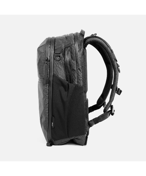 Aer(エアー)の「AER Travel Pack 4 28L Ultra / AER-28070(バックパック/リュック・メンズ・ブラック・FREE)」の3枚目の写真
