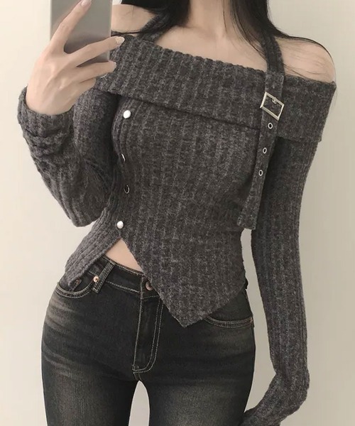 Emilie(エミリー)の「オフショルダー×ホルターネック リブニット(ニット/セーター・レディース・ベージュ/チャコールグレー/ピンク・FREE)」の2枚目の写真