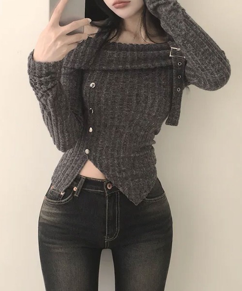 Emilie(エミリー)の「オフショルダー×ホルターネック リブニット(ニット/セーター・レディース・ベージュ/チャコールグレー/ピンク・FREE)」の4枚目の写真