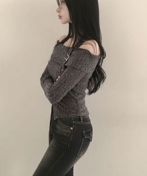 Emilie(エミリー)の「オフショルダー×ホルターネック リブニット(ニット/セーター・レディース・ベージュ/チャコールグレー/ピンク・FREE)」の13枚目の写真