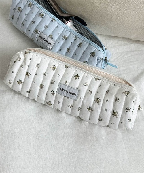 ALEXIA STAM(アリシアスタン)の「Floral Quilted Pouch /フローラル 横長ポーチ(ポーチ・レディース・ブルー/ホワイト・FREE)」の2枚目の写真