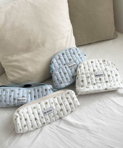 ALEXIA STAM(アリシアスタン)の「Floral Quilted Pouch /フローラル 横長ポーチ(ポーチ・レディース・ブルー/ホワイト・FREE)」の3枚目の写真