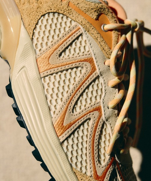 SALOMON(サロモン)の「XT-WHISPER EMBROIDERY L47957400(スニーカー・メンズ・ベージュ・23.5cm/24.0cm/24.5cm/25.0cm/25.5cm/26.0cm/26.5cm/27.5cm/28.0cm/28.5cm/23.0cm/22.5cm/29.0cm/30.0cm/27.0cm)」の4枚目の写真
