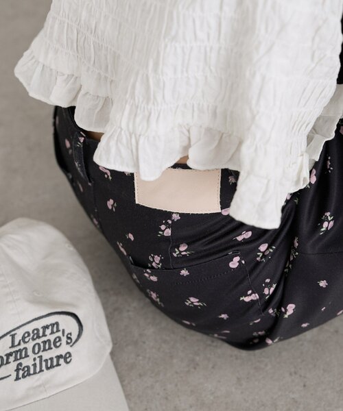 mystic(ミスティック)の「【小花柄/2サイズ展開】フラワータックパンツ(その他パンツ・レディース・オフホワイト/ブラック・1/2)」の9枚目の写真