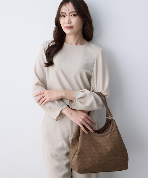 A/C DESIGN BY ALPHA CUBIC(エーシーデザインバイアルファキュービック)の「ストレッチジョーゼットタックブラウス【接触冷感・UVカット・吸水速乾・セットアップ対応】(シャツ/ブラウス・レディース・ベージュ/ブラック・9号/11号/13号)」の2枚目の写真