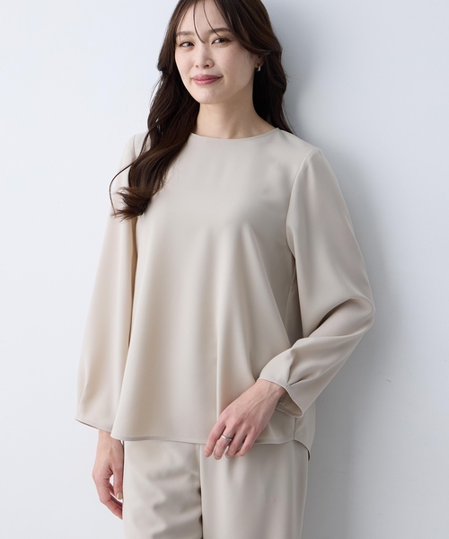 A/C DESIGN BY ALPHA CUBIC(エーシーデザインバイアルファキュービック)の「ストレッチジョーゼットタックブラウス【接触冷感・UVカット・吸水速乾・セットアップ対応】(シャツ/ブラウス・レディース・ベージュ/ブラック・9号/11号/13号)」の10枚目の写真