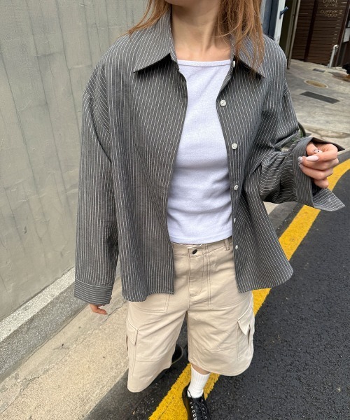 4INT.(フォイント)の「ルーズシルエット ストライプ 長袖 シャツ(シャツ/ブラウス・レディース・ブラック/チャコール/ベージュ・FREE)」の2枚目の写真