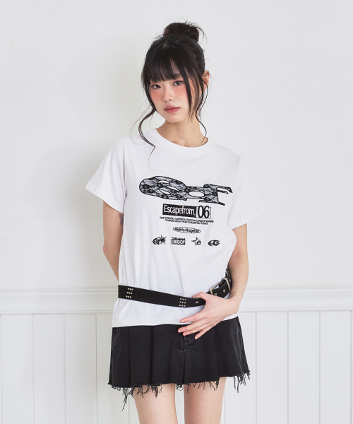 ESCAPEFROM（エスケープフロム）の「レース ESCFロゴコラージュアプリケスタンダードフィット半袖Tシャツ [2色]（Tシャツ/カットソー・レディース・ホワイト/ブラック・MEDIUM）」の6枚目の写真