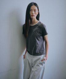 BEKSI（ベクシ）の「TRACE GRAPHIC REGULAR T-SHIRT, CHARCOAL（Tシャツ/カットソー）」