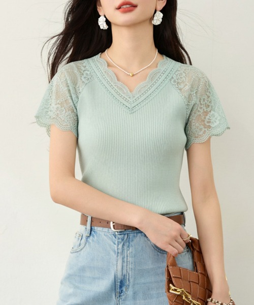 AMAJI(アマジ)の「Vネックレース切替半袖ニット リブ編み フィットシルエットトップス(Tシャツ/カットソー・レディース・ホワイト/ライトグリーン・X-LARGE/LARGE/MEDIUM/SMALL)」の1枚目の写真
