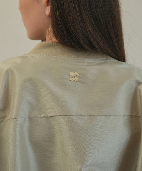 OURNOSTALGIA(アワー ノスタルジア)の「Glossy Blouson Jacket_Beige(O25-OT04)(ブルゾン・レディース・Beige・FREE)」の4枚目の写真