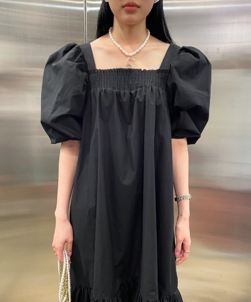 FAVORITO(ファヴォリート)の「パフスリーブスクエアネックワンピース(ワンピース・レディース・ベージュ/ブラック/グリーン・F)」の8枚目の写真