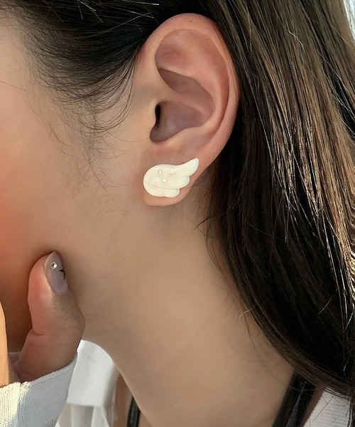 LA VORAGINE(ラ ヴォラジネ)の「天使の羽ピアス 右耳用単品 ホワイト(ピアス(片耳用)・レディース・White・FREE)」の2枚目の写真