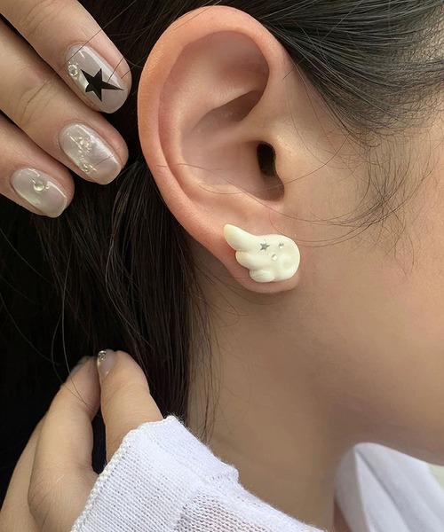 LA VORAGINE(ラ ヴォラジネ)の「天使の羽ピアス 右耳用単品 ホワイト(ピアス(片耳用)・レディース・White・FREE)」の3枚目の写真