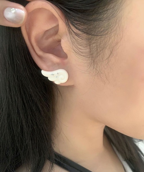 LA VORAGINE(ラ ヴォラジネ)の「天使の羽ピアス 右耳用単品 ホワイト(ピアス(片耳用)・レディース・White・FREE)」の4枚目の写真