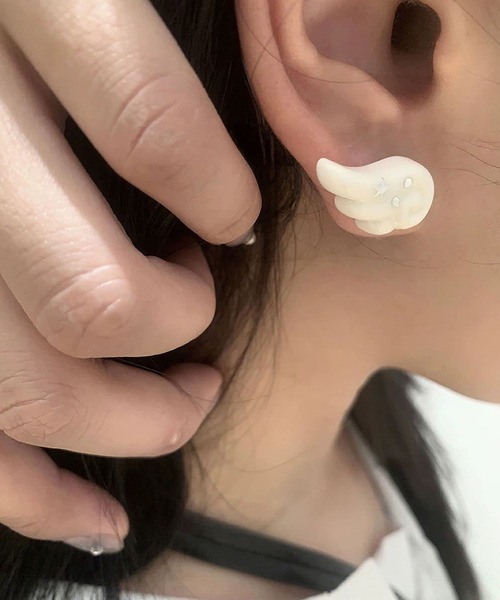 LA VORAGINE(ラ ヴォラジネ)の「天使の羽ピアス 右耳用単品 ホワイト(ピアス(片耳用)・レディース・White・FREE)」の7枚目の写真