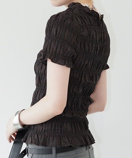 chuclla(チュクラ)の「フリルネックシャーリングトップス chw26s357(Tシャツ/カットソー・レディース・ブラウン/ホワイト・FREE)」の5枚目の写真
