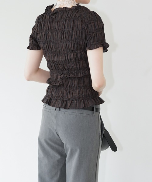 chuclla(チュクラ)の「フリルネックシャーリングトップス chw26s357(Tシャツ/カットソー・レディース・ブラウン/ホワイト・FREE)」の6枚目の写真