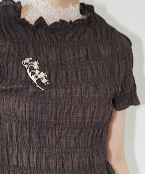 chuclla(チュクラ)の「フリルネックシャーリングトップス chw26s357(Tシャツ/カットソー・レディース・ブラウン/ホワイト・FREE)」の8枚目の写真