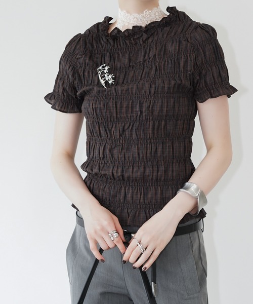 chuclla(チュクラ)の「フリルネックシャーリングトップス chw26s357(Tシャツ/カットソー・レディース・ブラウン/ホワイト・FREE)」の3枚目の写真