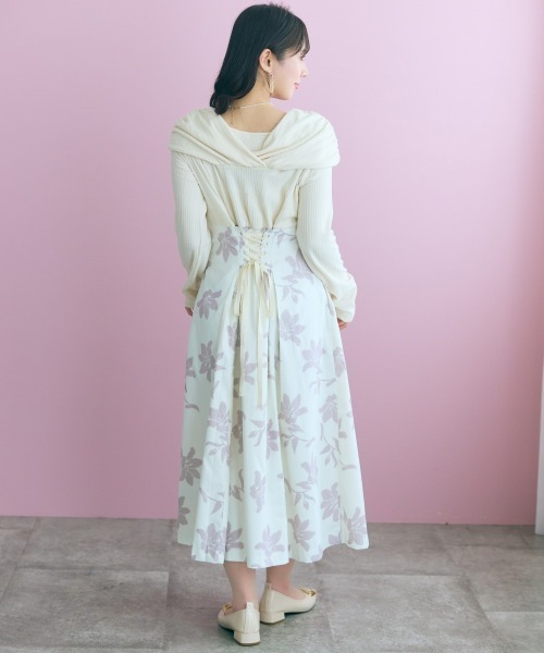 marun(マルン)の「<大きいサイズ>【nanaeさんコラボ】オフショル×フラワープリントドッキングワンピース marun(ワンピース・レディース・ブラック系/アイボリー系・5L/4L/3L/LL/L)」の18枚目の写真