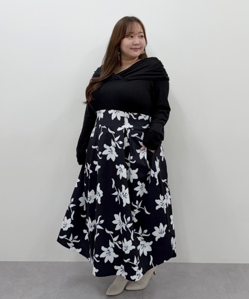 marun(マルン)の「<大きいサイズ>【nanaeさんコラボ】オフショル×フラワープリントドッキングワンピース marun(ワンピース・レディース・ブラック系/アイボリー系・5L/4L/3L/LL/L)」の3枚目の写真