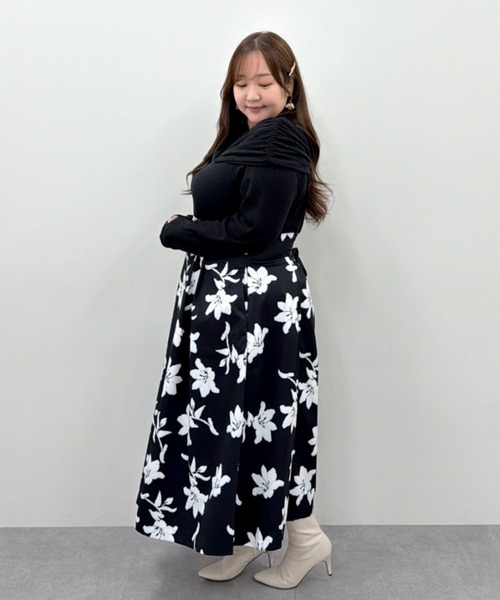 marun(マルン)の「<大きいサイズ>【nanaeさんコラボ】オフショル×フラワープリントドッキングワンピース marun(ワンピース・レディース・ブラック系/アイボリー系・5L/4L/3L/LL/L)」の4枚目の写真