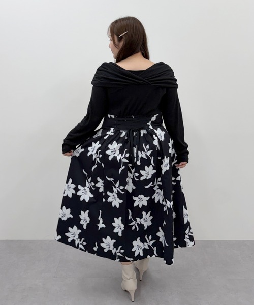 marun(マルン)の「<大きいサイズ>【nanaeさんコラボ】オフショル×フラワープリントドッキングワンピース marun(ワンピース・レディース・ブラック系/アイボリー系・5L/4L/3L/LL/L)」の5枚目の写真