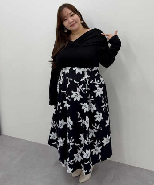 marun(マルン)の「<大きいサイズ>【nanaeさんコラボ】オフショル×フラワープリントドッキングワンピース marun(ワンピース・レディース・ブラック系/アイボリー系・5L/4L/3L/LL/L)」の6枚目の写真