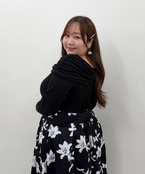 marun(マルン)の「<大きいサイズ>【nanaeさんコラボ】オフショル×フラワープリントドッキングワンピース marun(ワンピース・レディース・ブラック系/アイボリー系・5L/4L/3L/LL/L)」の7枚目の写真