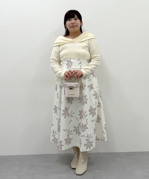 marun(マルン)の「<大きいサイズ>【nanaeさんコラボ】オフショル×フラワープリントドッキングワンピース marun(ワンピース・レディース・ブラック系/アイボリー系・5L/4L/3L/LL/L)」の9枚目の写真